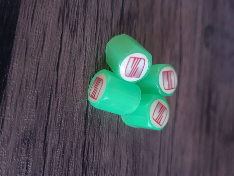 Sæt af 4 Lysende Ventilpropper med Logo – LysaMatic