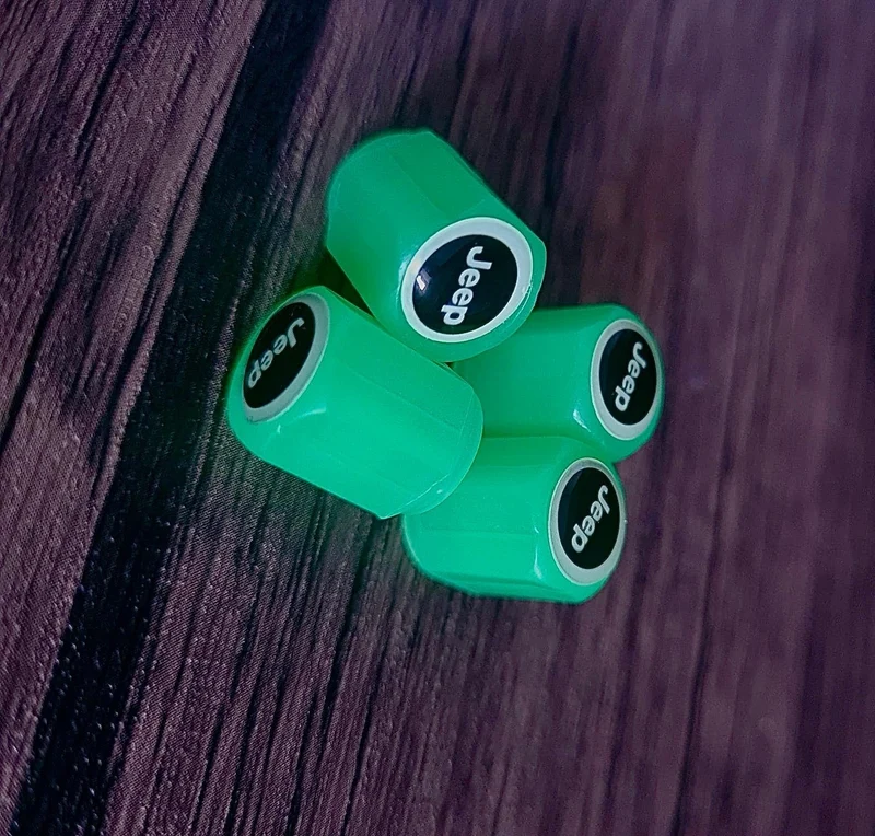 Sæt af 4 Lysende Ventilpropper med Logo – LysaMatic
