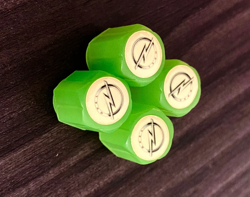 Sæt af 4 Lysende Ventilpropper med Logo – LysaMatic