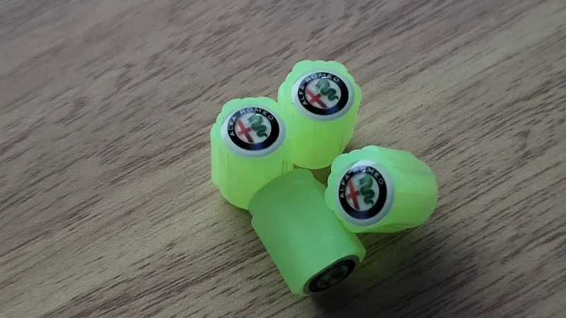 Sæt af 4 Lysende Ventilpropper med Logo – LysaMatic