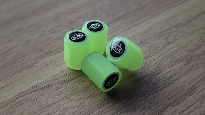 Sæt af 4 Lysende Ventilpropper med Logo – LysaMatic