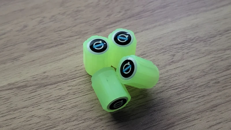 Sæt af 4 Lysende Ventilpropper med Logo – LysaMatic