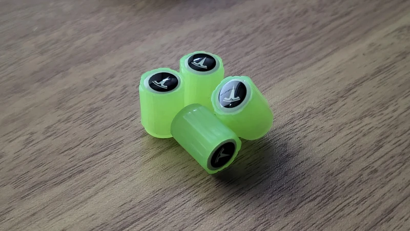 Sæt af 4 Lysende Ventilpropper med Logo – LysaMatic