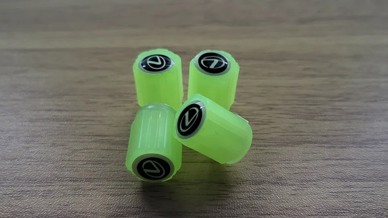 Sæt af 4 Lysende Ventilpropper med Logo – LysaMatic