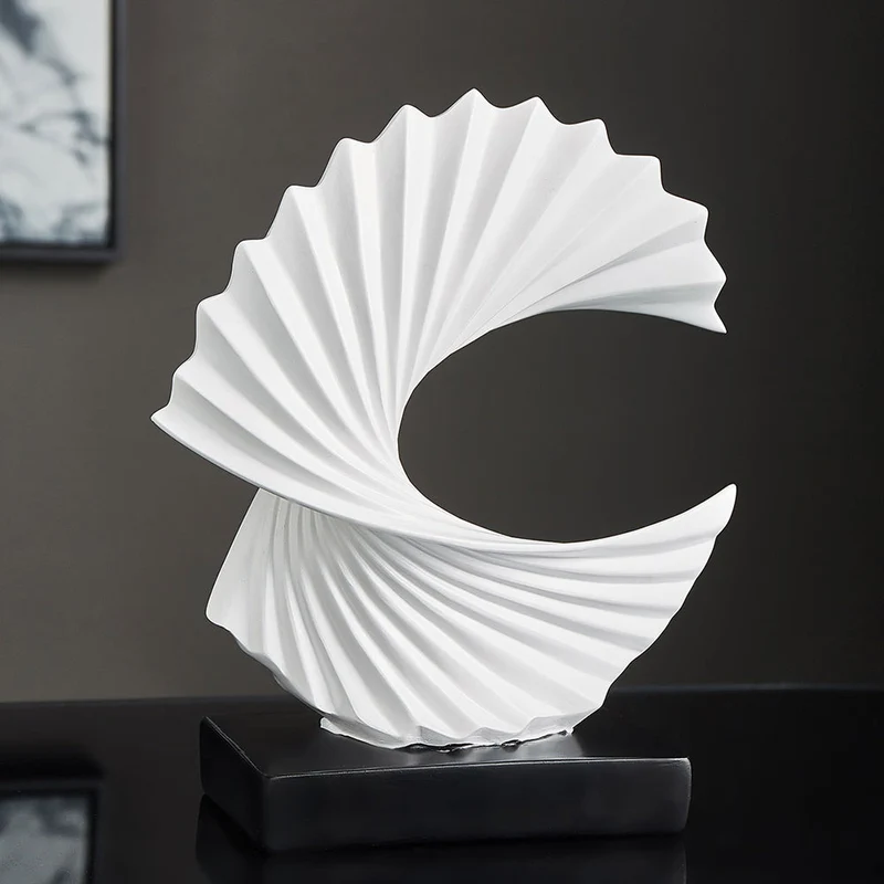 Elegant Halvmåne Skulptur – LunaLuxe