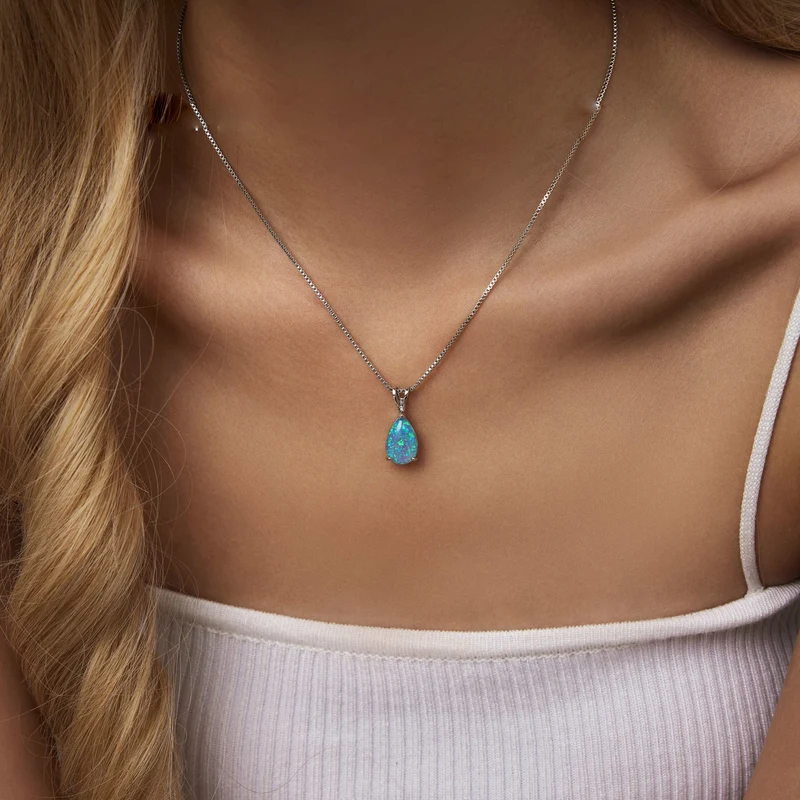Minimalistisk Halskæde med Opal Vedhæng – Selina