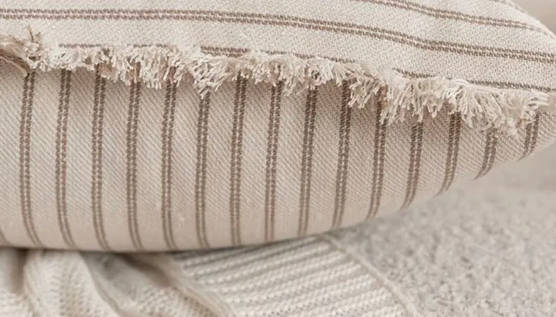 Pudebetræk i jacquard med frynser – Klassisk og behagelig