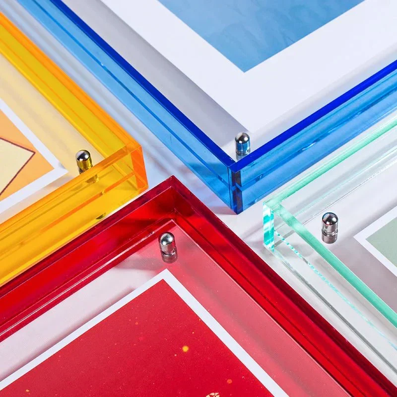 Minimalistisk farvet fotorahme i klart akryl