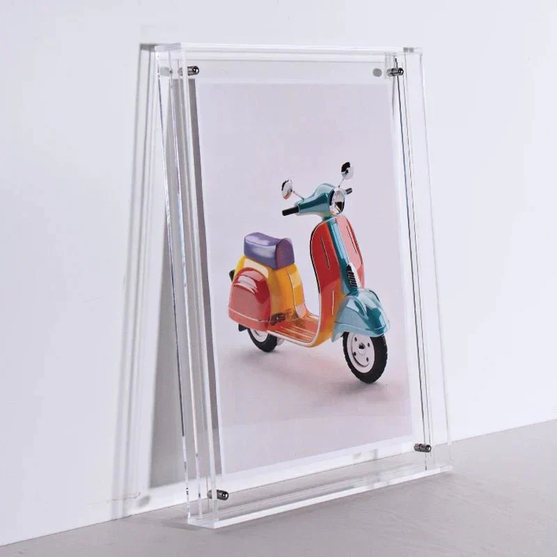 Minimalistisk farvet fotorahme i klart akryl