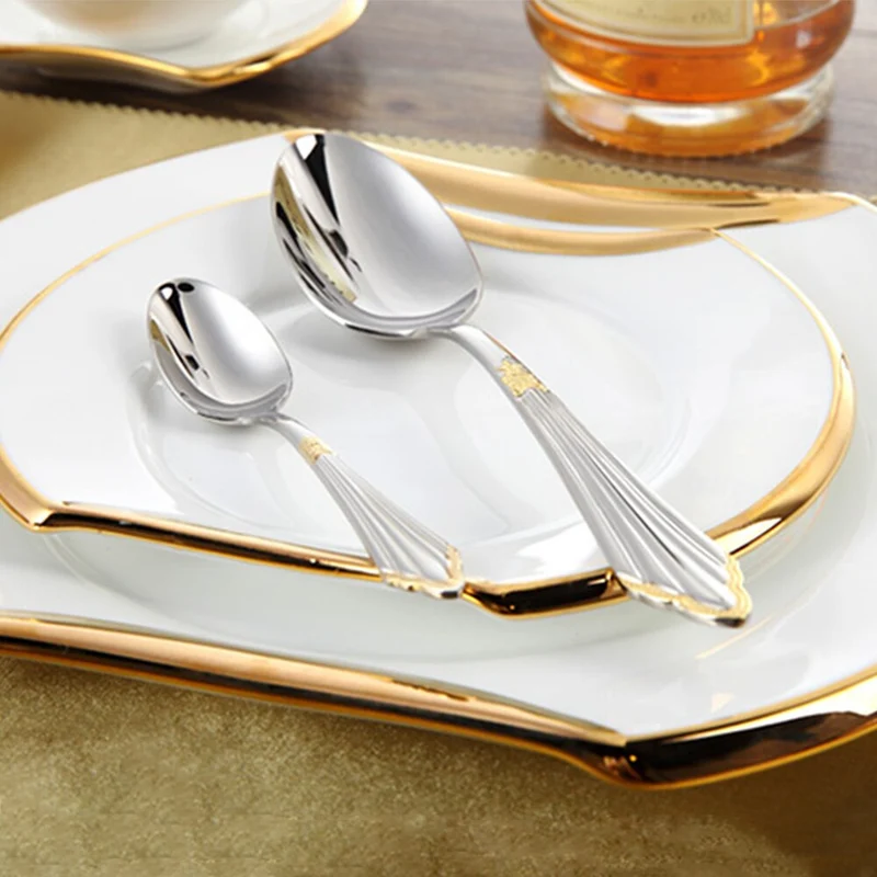 Elegante bestiksæt med gyldne detaljer - 24 eller 48 dele
