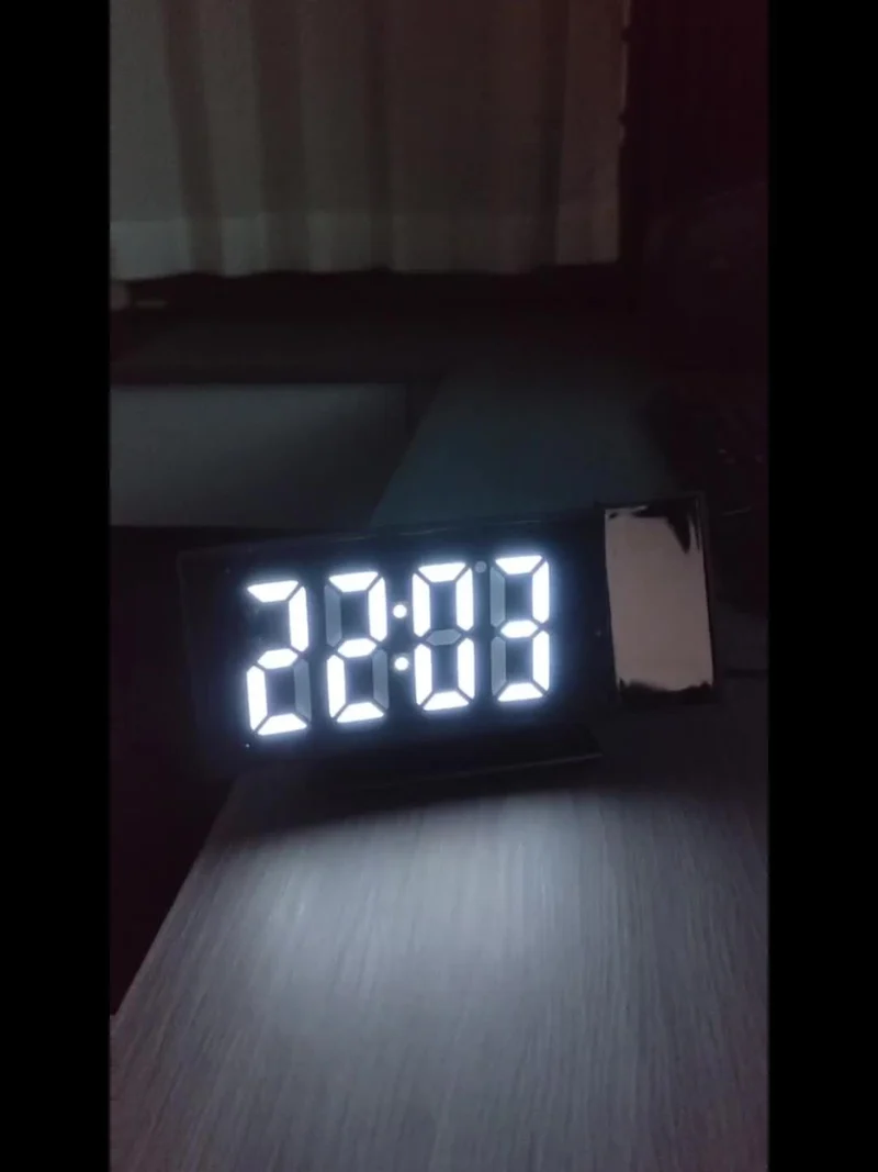 Digital Vækkeur med Justerbar Lysstyrke og LED-skærm