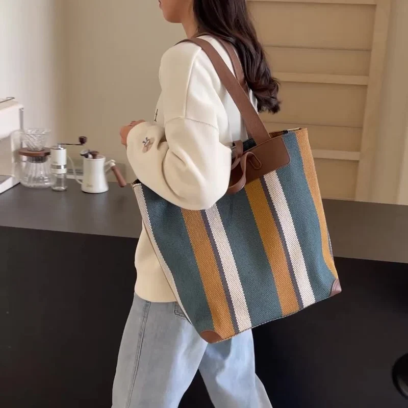 Casual skuldertaske med MetroStripe – Praktisk og stilfuld
