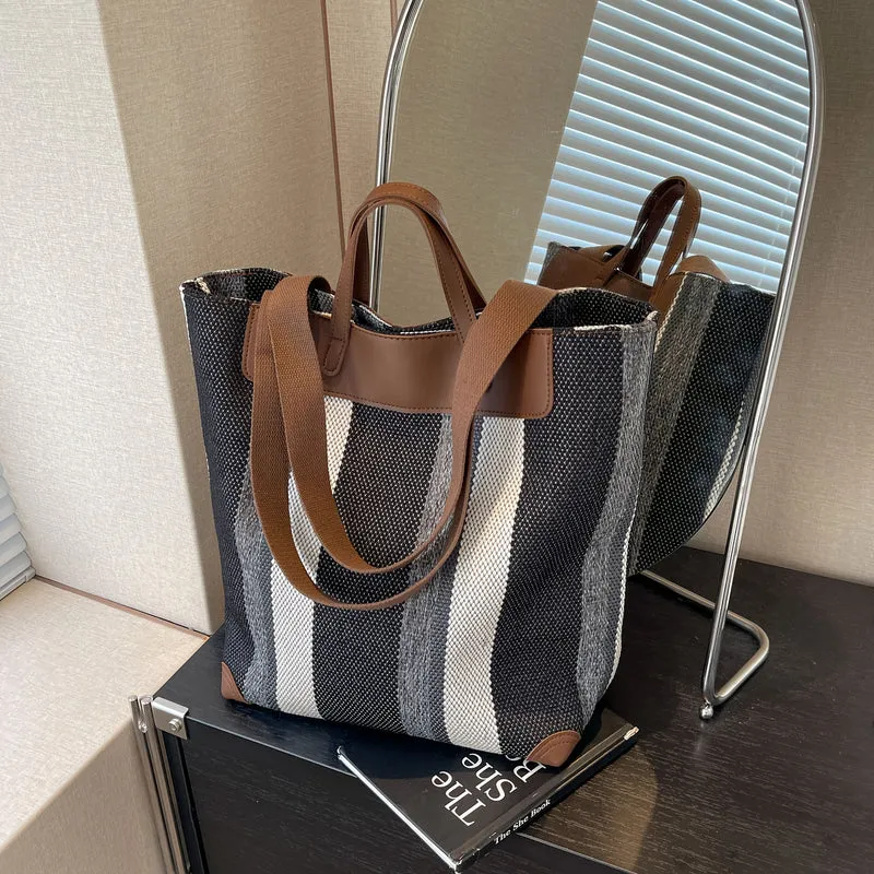 Casual skuldertaske med MetroStripe – Praktisk og stilfuld
