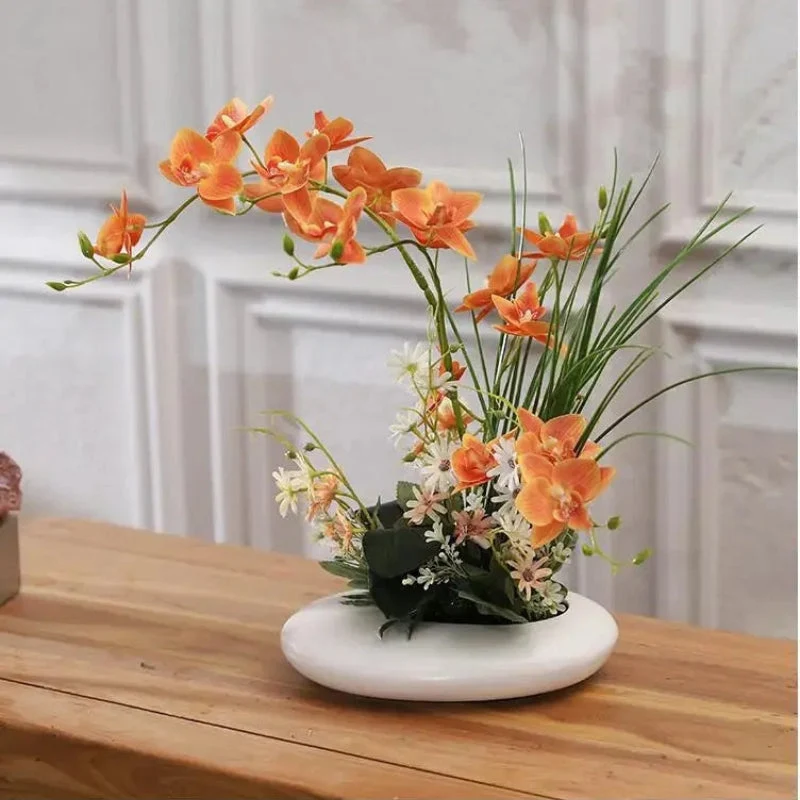 Moderne vase med kunstige orkideer - Realistisk blomsterarrangement