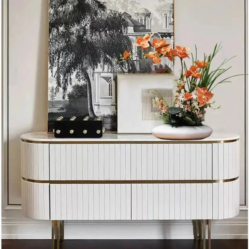 Moderne vase med kunstige orkideer - Realistisk blomsterarrangement
