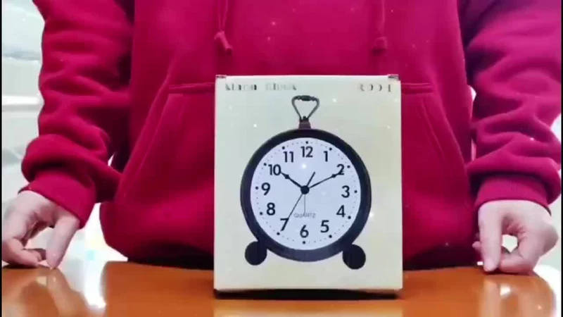 Retro vækkeur i metal med stille bevægelse – klassiske mål til soveværelse eller skrivebord