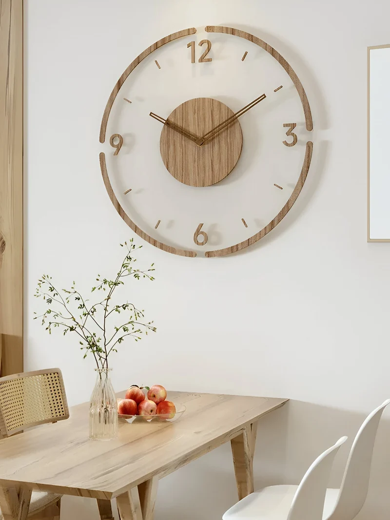 Væghængt ur i klart træ – Stilfuldt design i træ og akryl