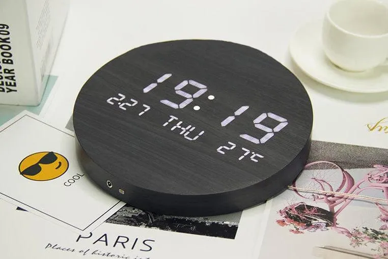 Vægur med Digitalt Display – Skandinavisk Minimalistisk Design