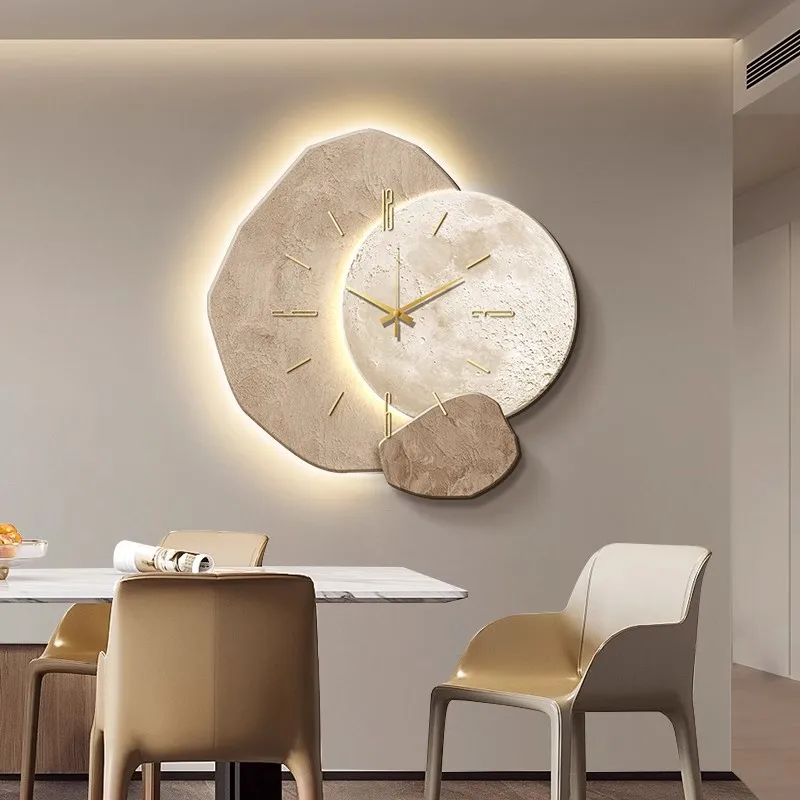 Elegant Vægur i Skandinavisk Stil | Moderne Design med Belysning