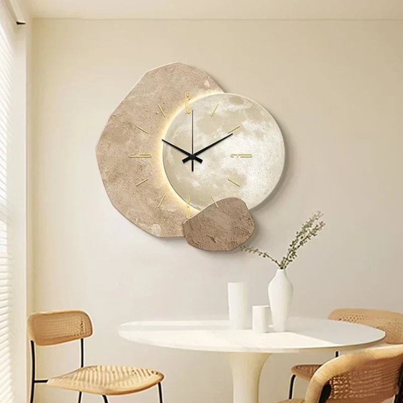 Elegant Vægur i Skandinavisk Stil | Moderne Design med Belysning