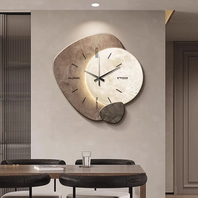 Elegant Vægur i Skandinavisk Stil | Moderne Design med Belysning