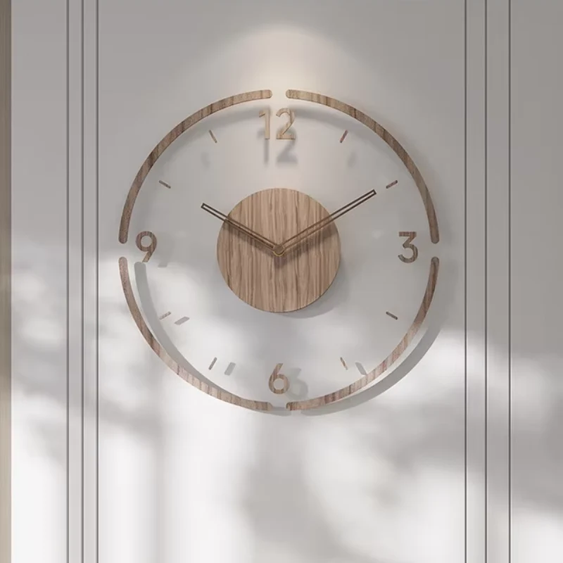 Moderne vægur i træ – Minimalistisk og stilfuldt design til stuen