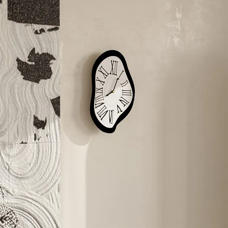 Surrealist vægure med kunstnerisk numerisk design