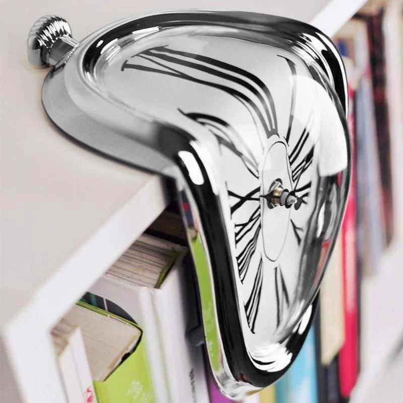 Surrealistisk Vægur med Moderne Kunst Design Inspireret af Salvador Dalí