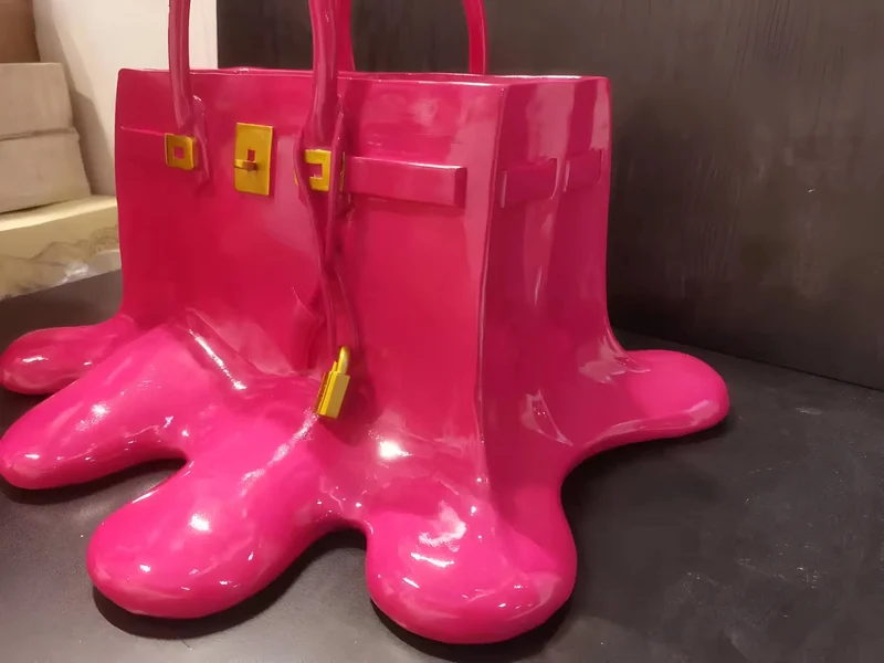 Elegant blomsterkrukke i taskeform