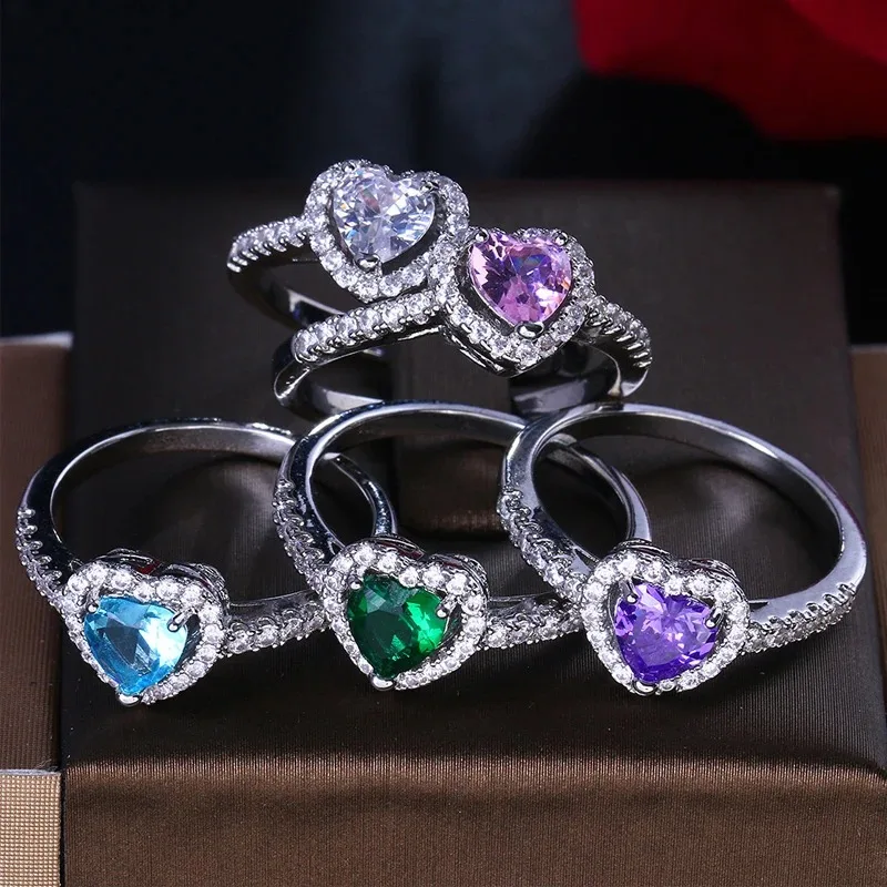 Forlovelsesring med hjerteformet diamant – kærlighedssymbol