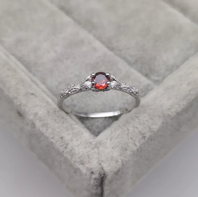 Elegant Ring med Amethyst og Zirconia – Luminara