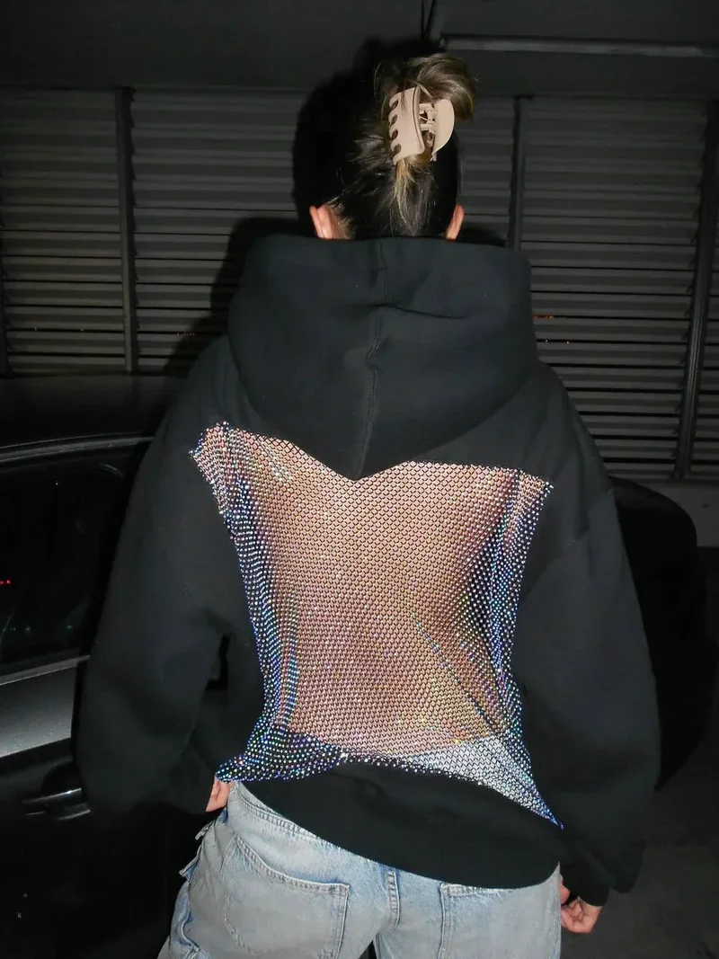 BackStageGlow | Cuando las luces se encienden, esta sudadera no solo brilla, sino que domina el espacio