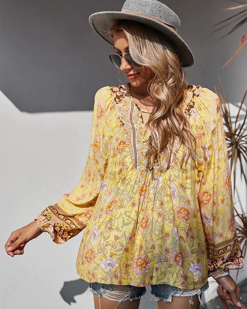 Vibrerende Boho-Bluse med Blomsterprint og Lange Ærmer