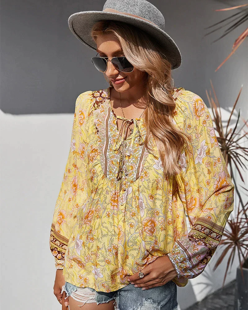 Vibrerende Boho-Bluse med Blomsterprint og Lange Ærmer