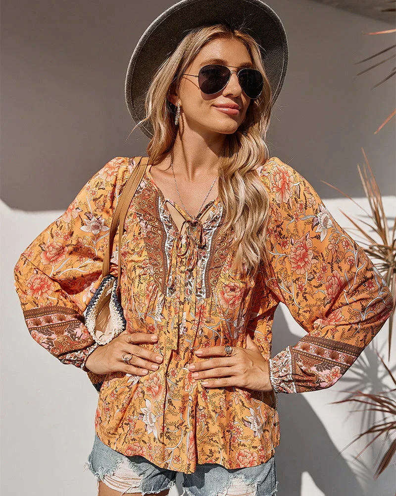 Vibrerende Boho-Bluse med Blomsterprint og Lange Ærmer