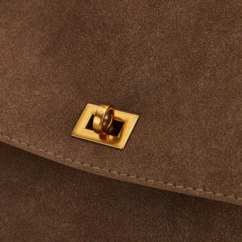 Elegant skuldertaske i luksuriøst mikrofiber med veganske detaljer