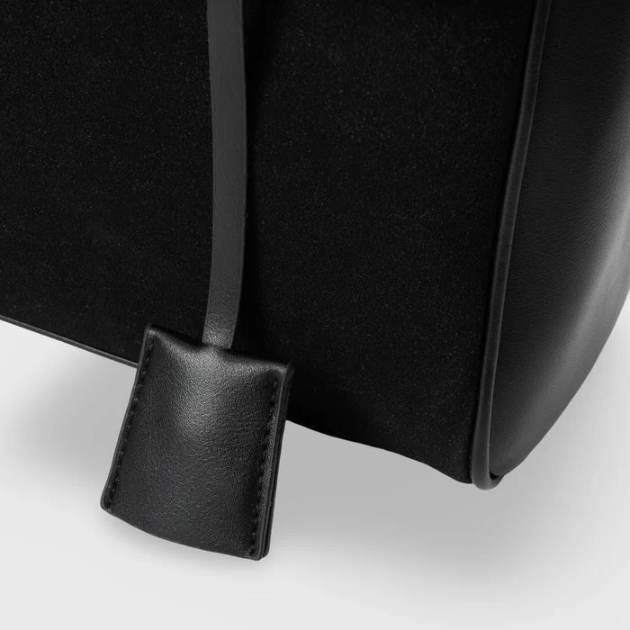 Elegant skuldertaske i luksuriøst mikrofiber med veganske detaljer