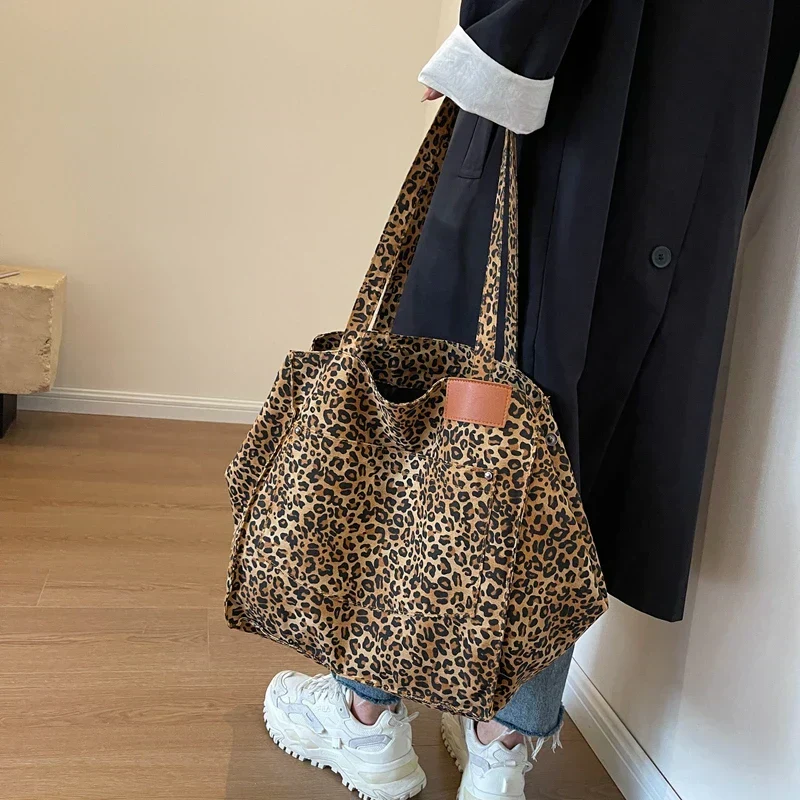 Oversized skuldertaske i stof med leopardmønster - lilla