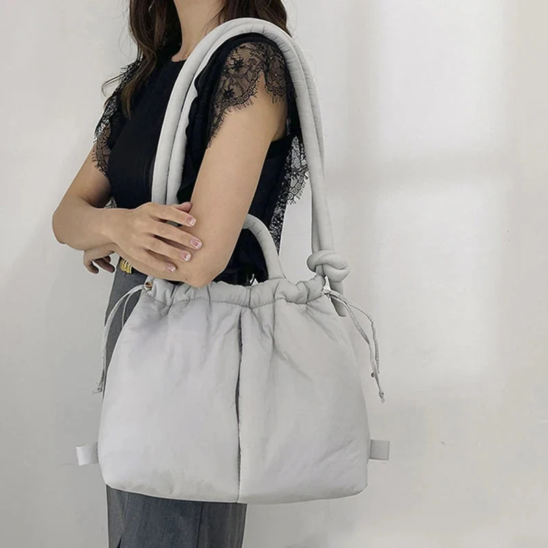 Moderne og rummelig skuldertaske med trendy pufferdesign