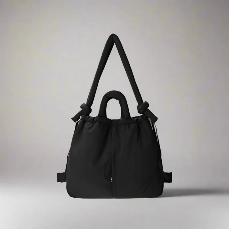 Moderne og rummelig skuldertaske med trendy pufferdesign