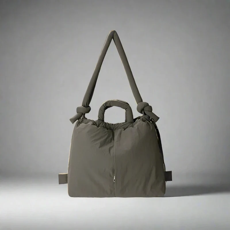 Moderne og rummelig skuldertaske med trendy pufferdesign
