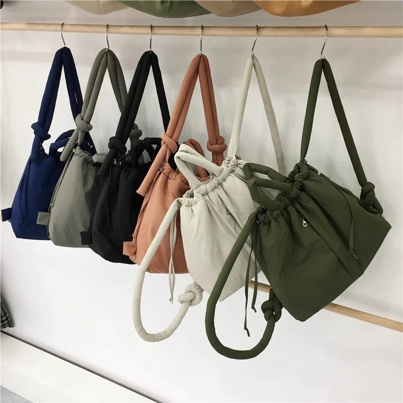 Moderne og rummelig skuldertaske med trendy pufferdesign