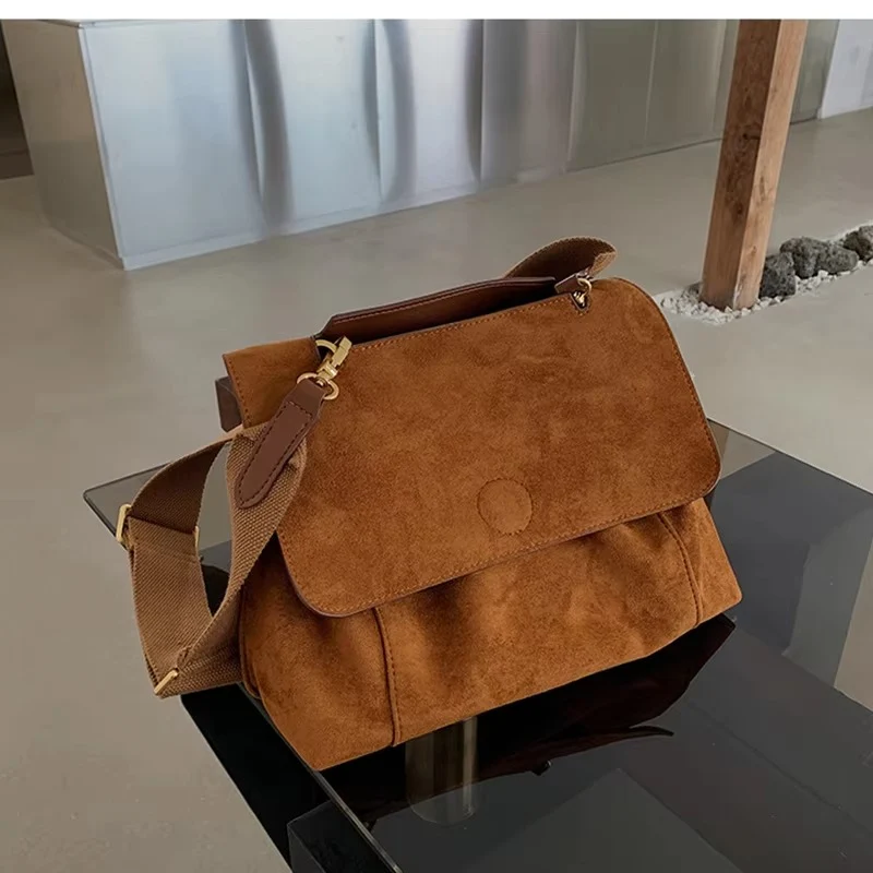 Elegant skuldertaske i blødt ruskind til efterår og vinter
