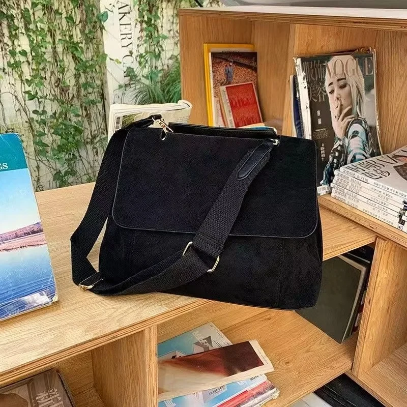 Elegant skuldertaske i blødt ruskind til efterår og vinter