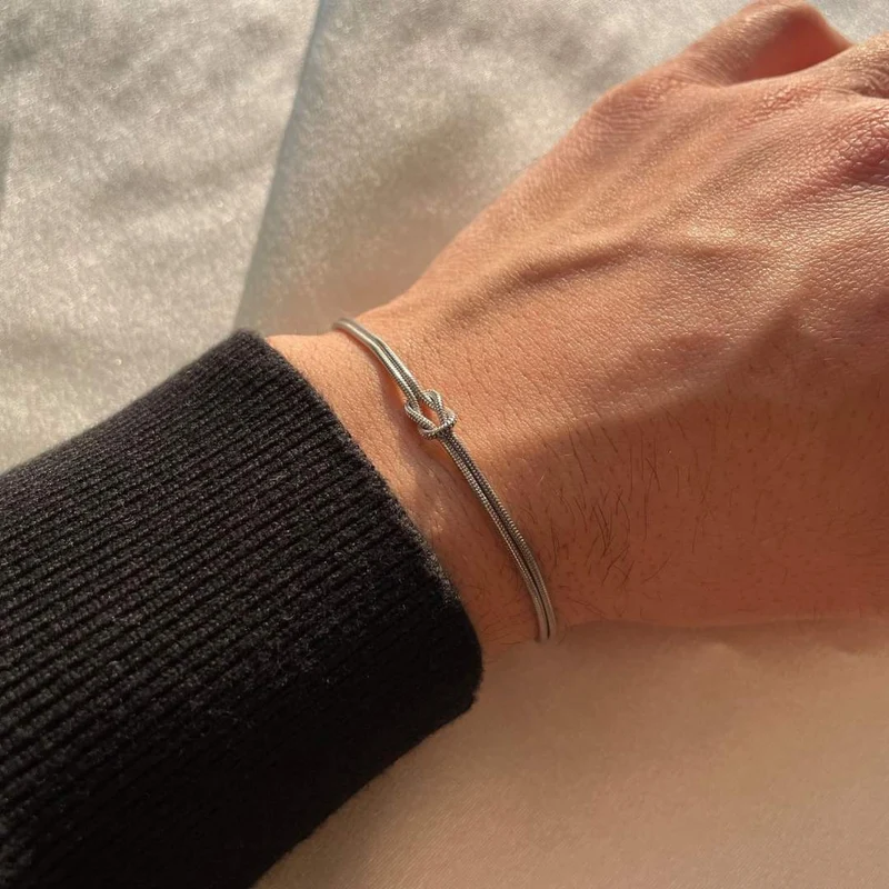 Elegant Nodeløs Armring – Atria