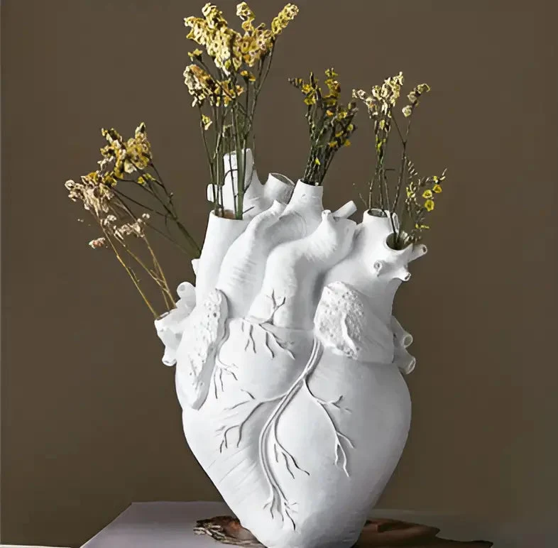 Hjerteformet Vase med Græsk Inspiration – Amara