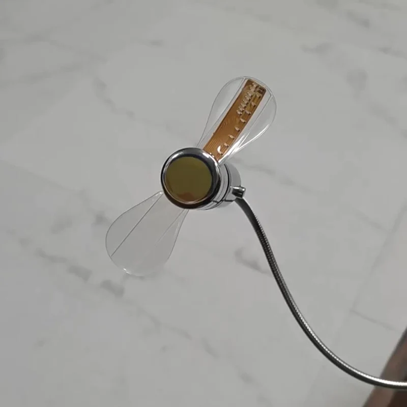 USB Blæser med LED Ur – Kompakt og Stilfuld