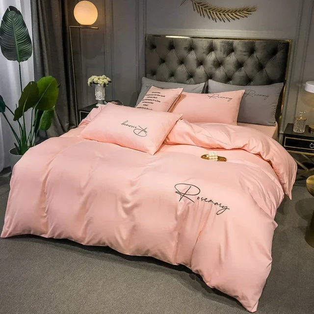 Elegant luksus sengetøj med broderet design