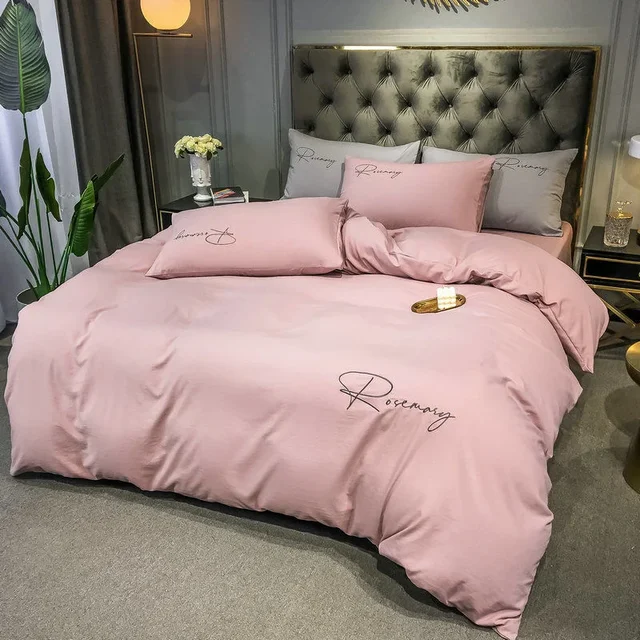 Elegant luksus sengetøj med broderet design