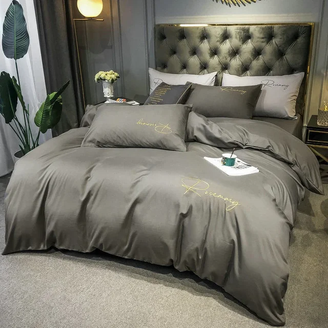 Elegant luksus sengetøj med broderet design